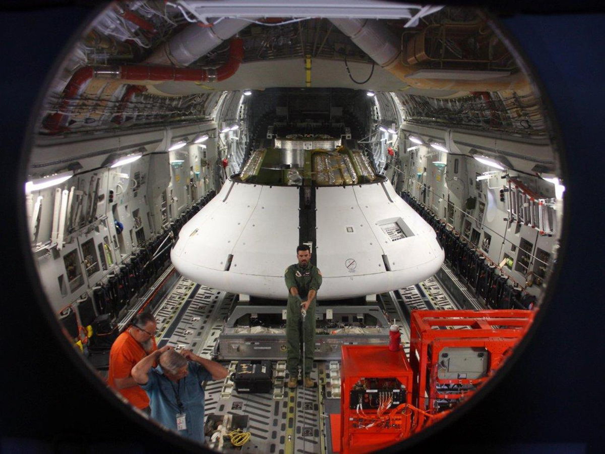 NASA Tests Orion Spaceship's Parachutes with Mock Glitch